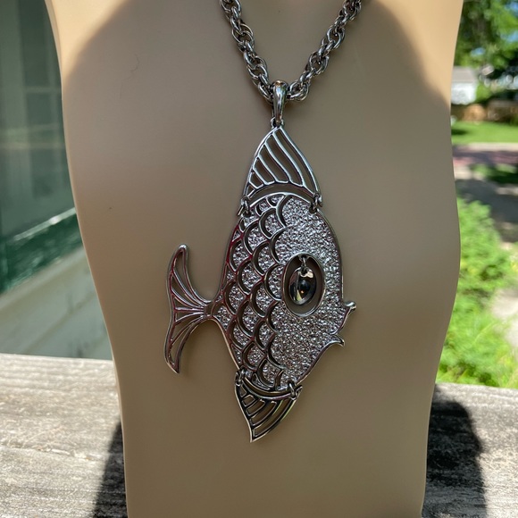 Vintage Articulated Fish Pendent Fins & Eye Move 18” Chain Fashion Jewelry - Picture 7 of 10